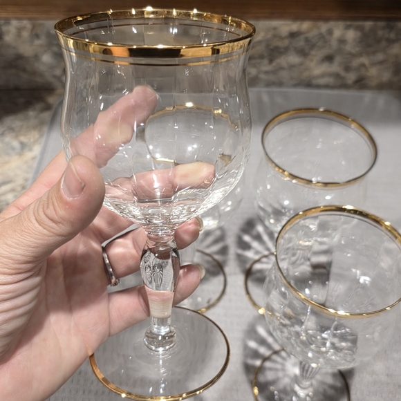 Elegant Gold Rimmed Wine Glass Set - Picture 4 of 7